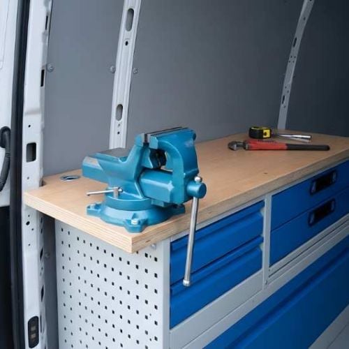 Werkbank met gereedschap en bankschroef